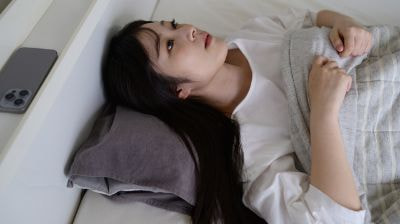 不眠で悩む女性